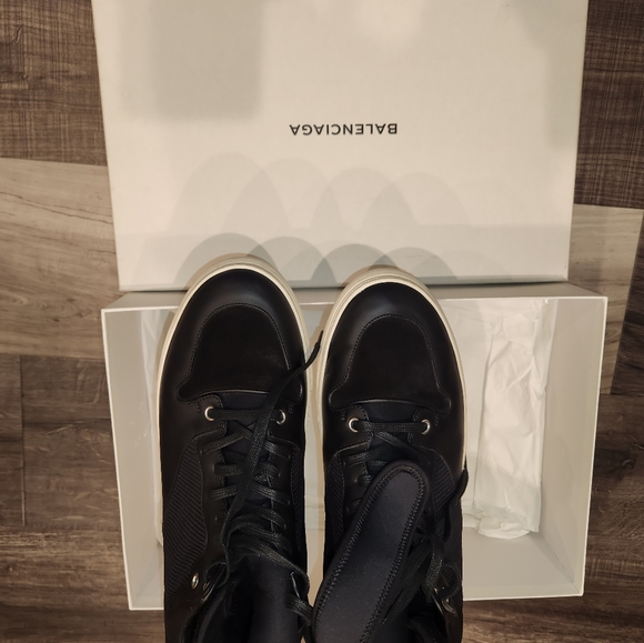 Sneakers - Picture 7 of 11